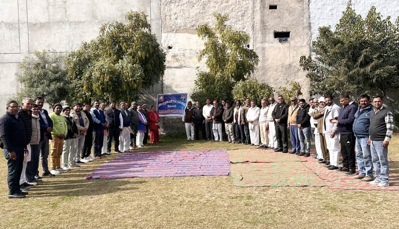 वाल्मीकि आश्रम में डीएससी समाज की आयोजित बैठक। स्रोत : समाज