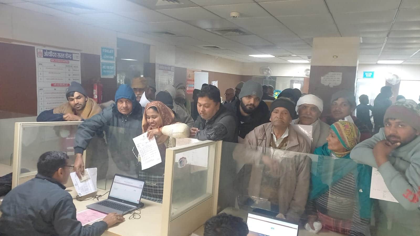 11jjrp04- सरल केंद्र में परिवार पहचान पत्र के काउंटर पर अपनी शिकायत लेकर पहुंचे लोग। संवाद