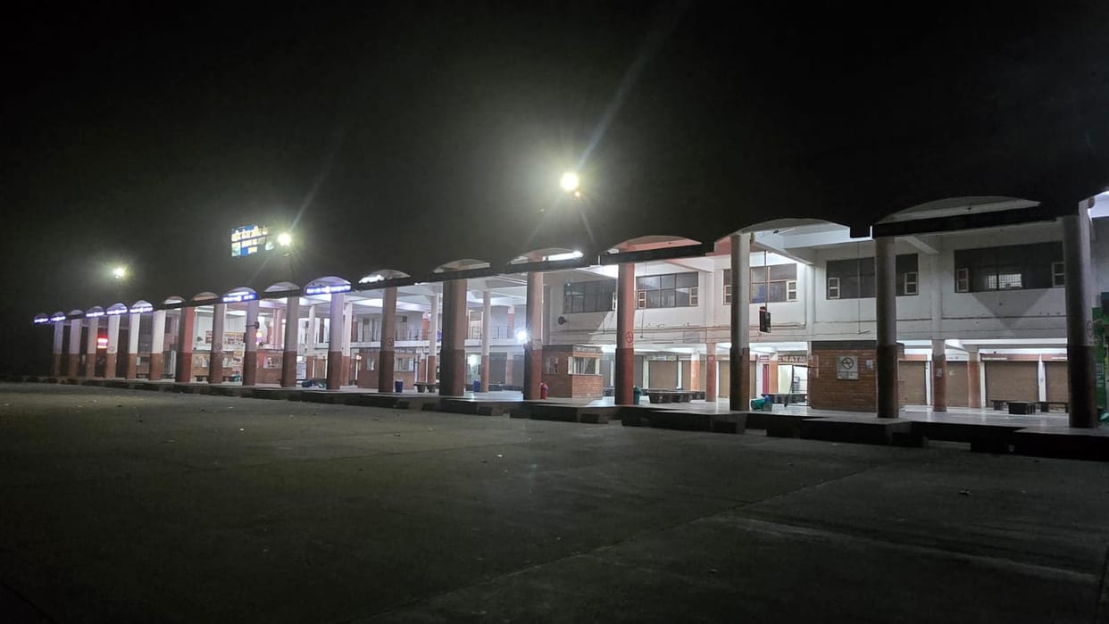 The light on the bus counter board at the main bus station is broken, causing inconvenience to passengers.