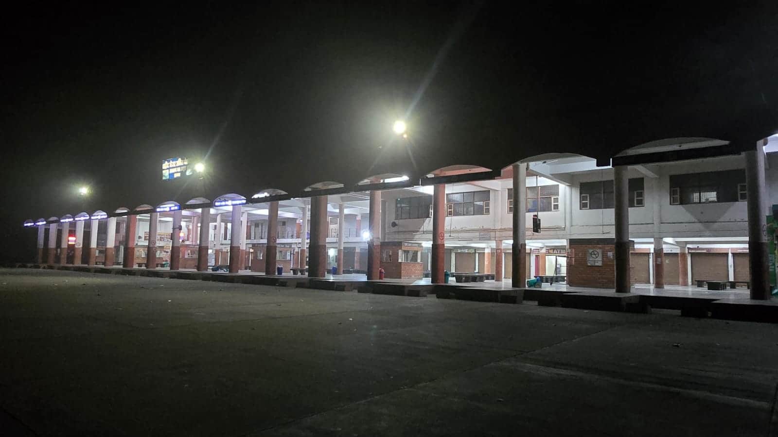 11jjrp09- झज्जर। शहर के सामान्य बस अड्डा में खराब पड़ी बस काउंटर के साइन बोर्ड की लाइट। संवाद