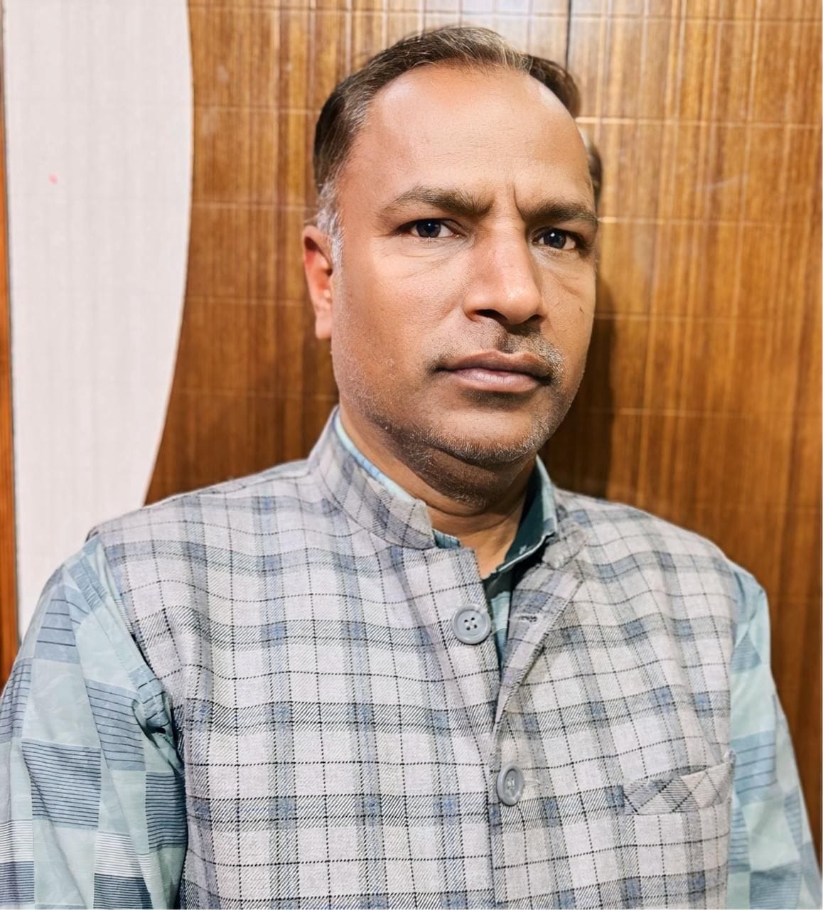 The traders said, "We pay taxes our entire lives, yet we are deprived of security and pension."