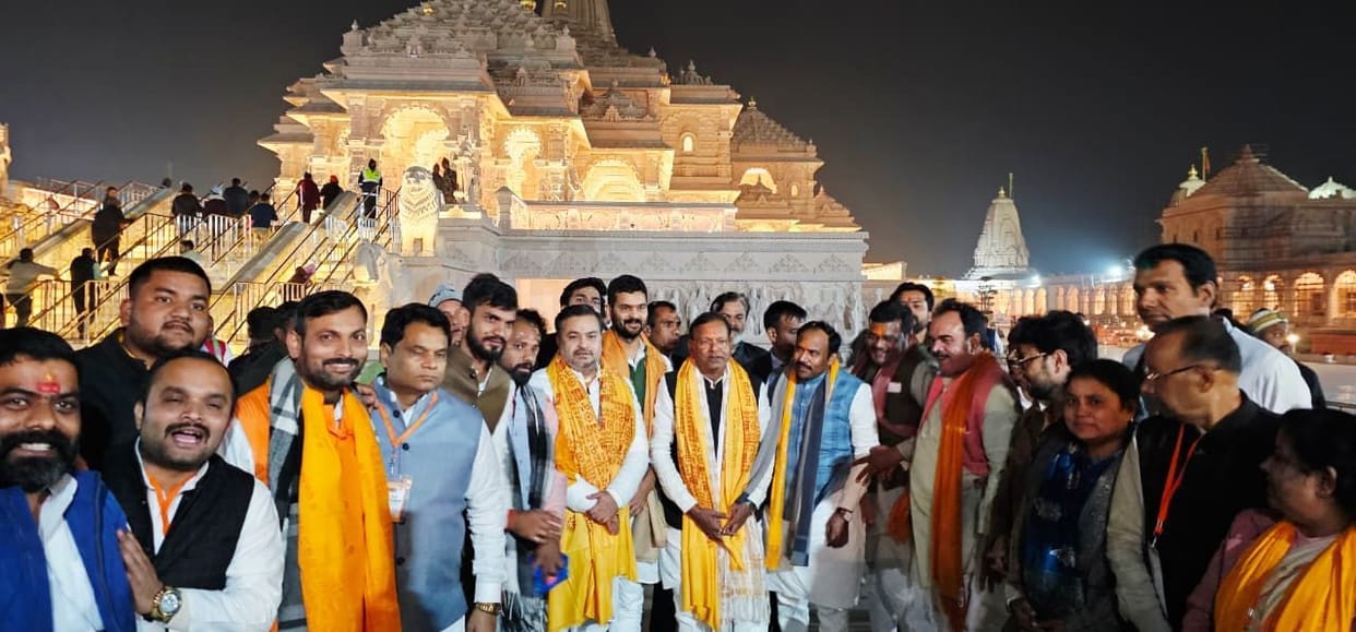After seeing Ram Lalla, he bowed his head at the feet of Hanuman Lalla