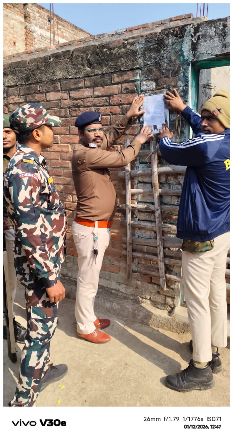 Crime: हत्या-गोलीबारी मामलों में चार साल से वांछित चंदन के घर चला खंती-हथौड़ा, कुर्की-जब्ती की बड़ी कार्रवाई