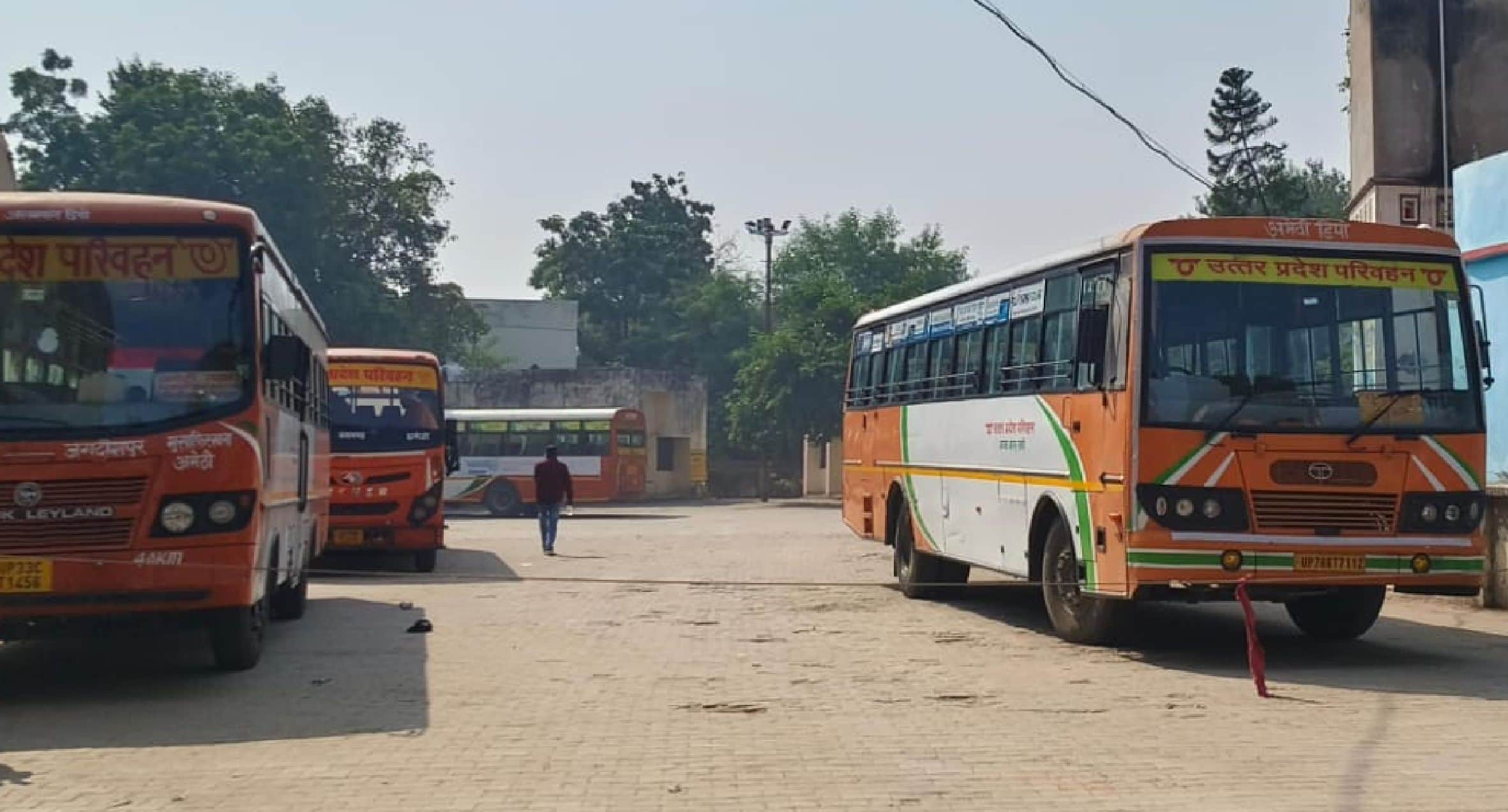 अमेठी बस स्टॉप पर खड़ी परिवहन निगम की बस। -संवाद  