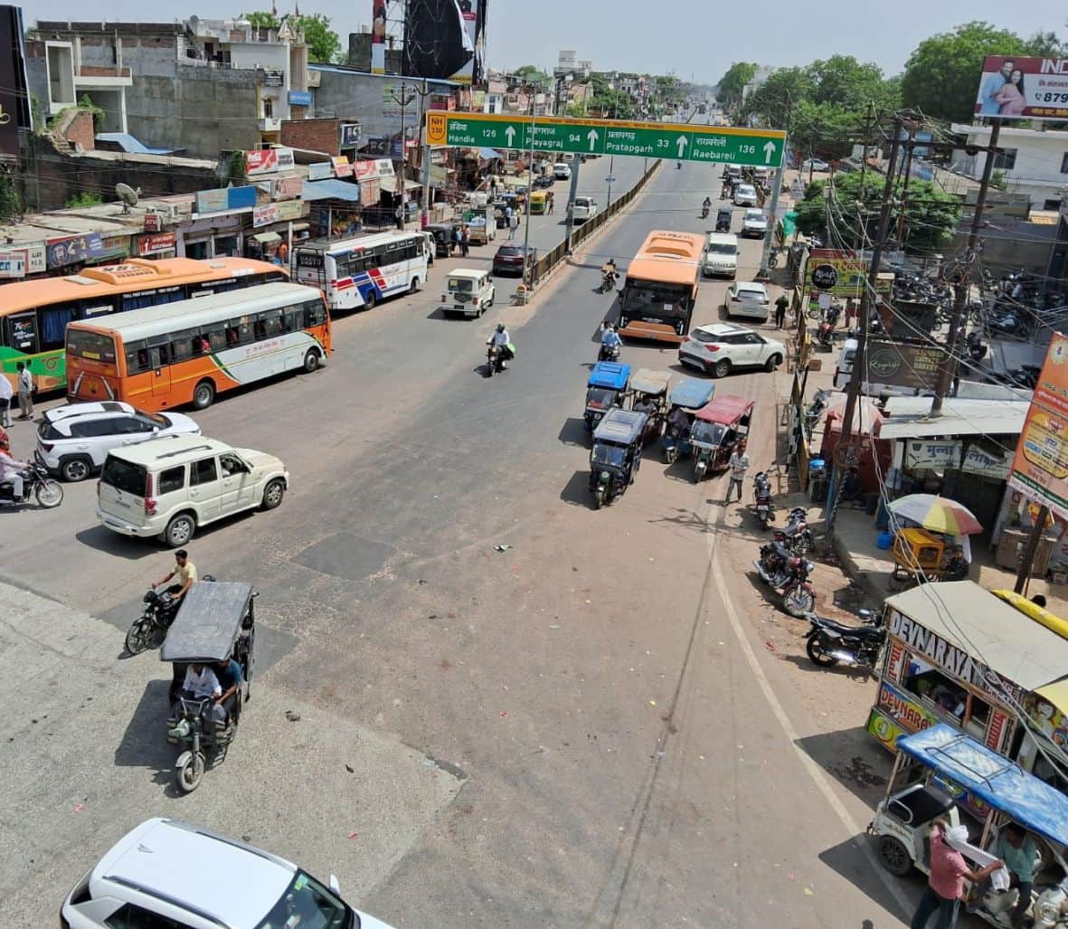 अयोध्या-प्रयागराज हाईवे स्थित पयागीपुर चौराहे से गुजरते वाहन।