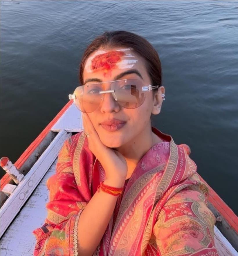 Bhojpuri actress Akshara Singh reached Banaras and went boating