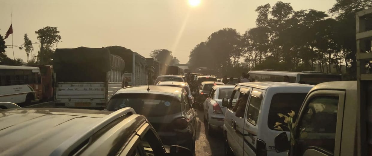Four km long jam on the highway due to truck getting stuck