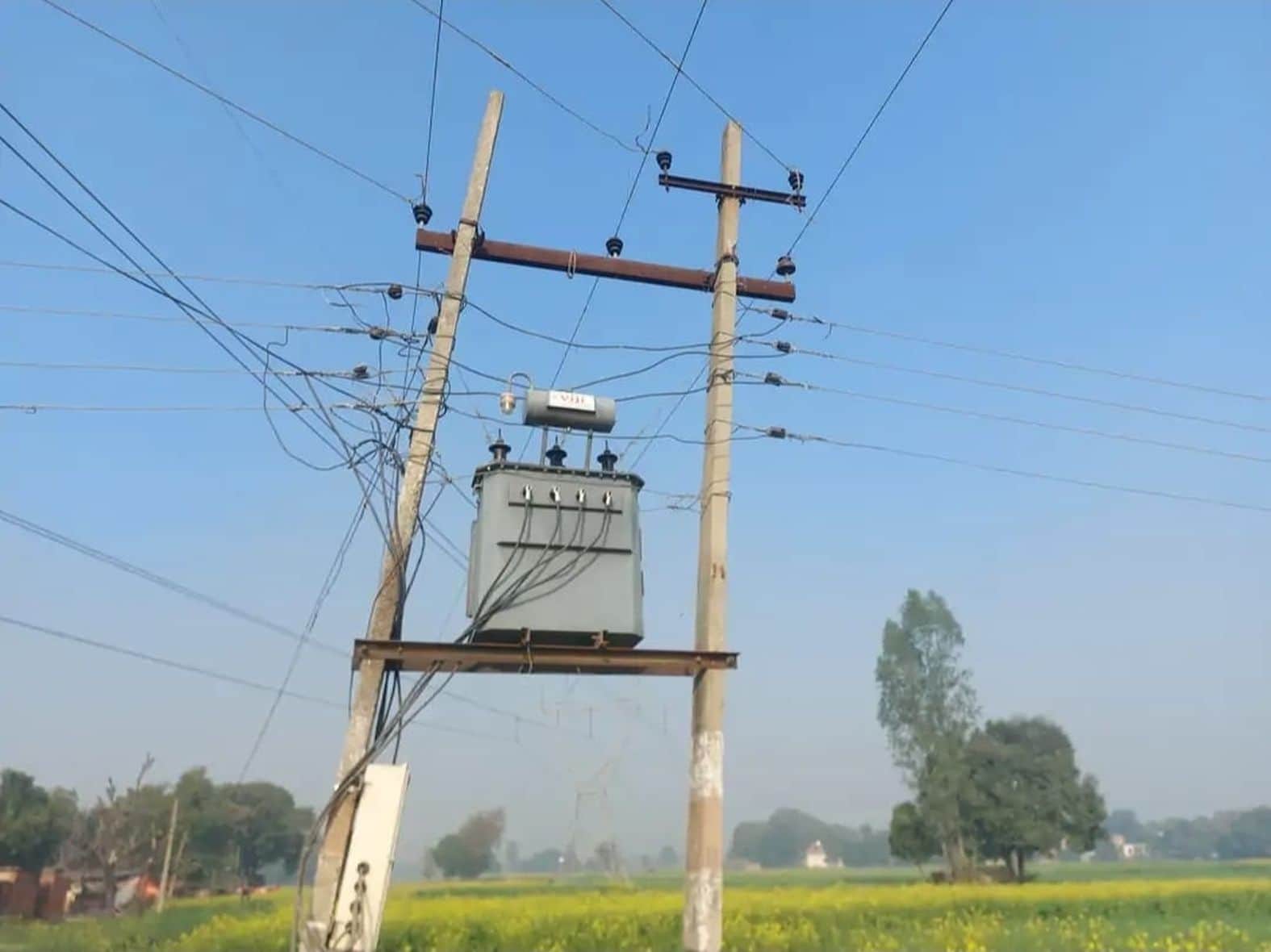 भदैंया के पाल्हनपुर गांव के पास टूटी बिजली लाइन।