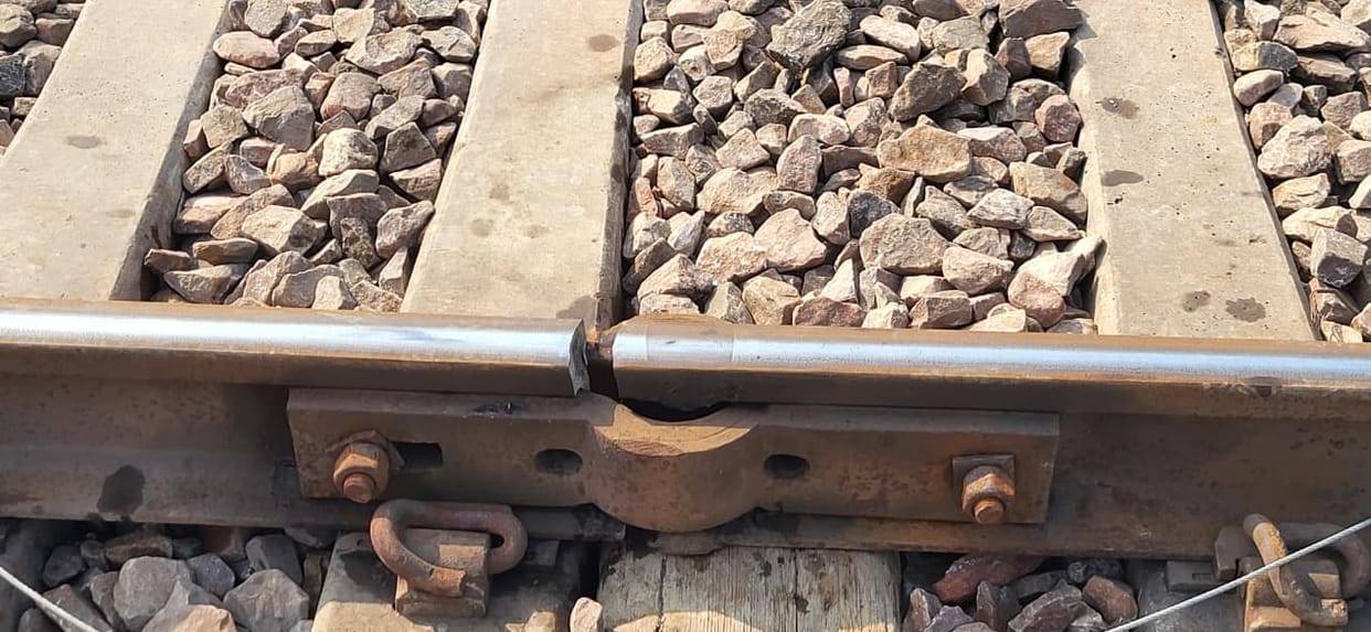 Fracture on railway track in Balrai, passengers in Shikohabad remain troubled
