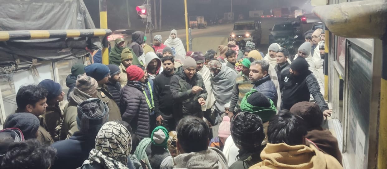 BKU workers sitting on dharna after making Chhapar toll free