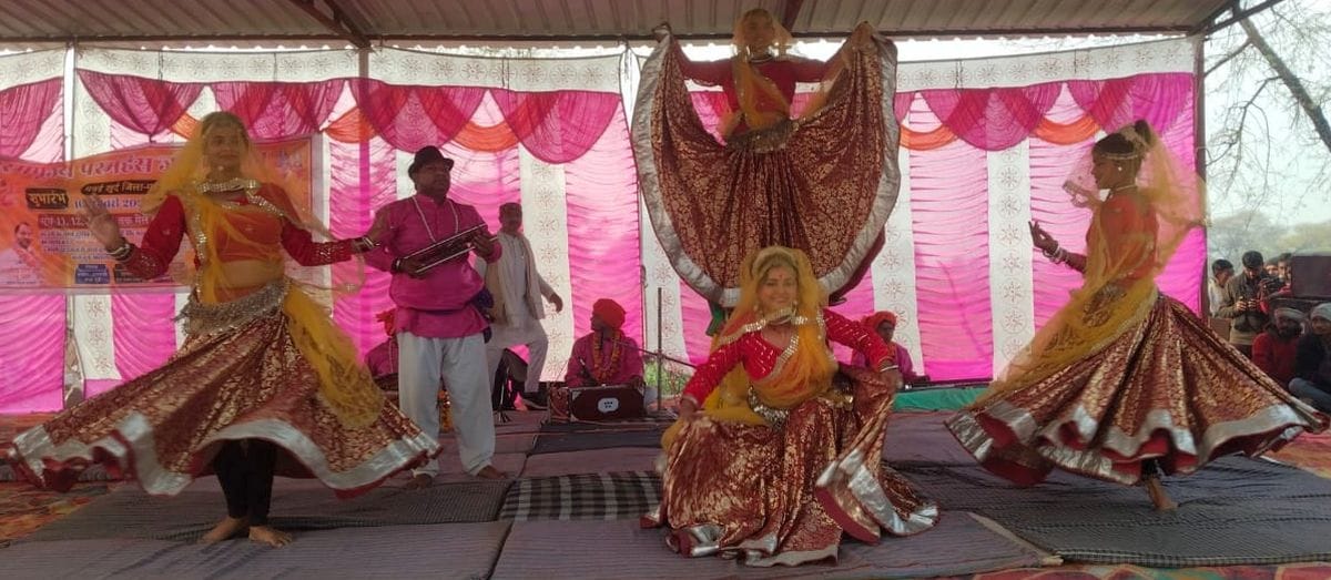 Bundelkhandi Rai dance captivated the audience at the fair.