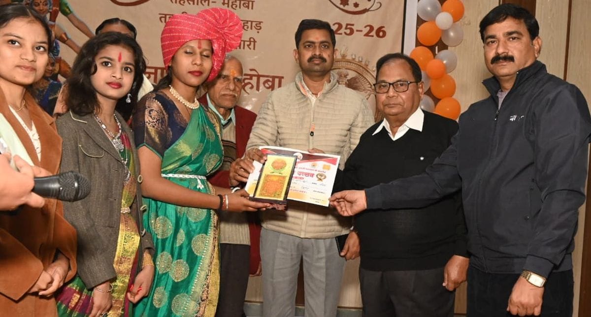 Gayatri won the folk singing solo and Yashasvi won the light music competition.