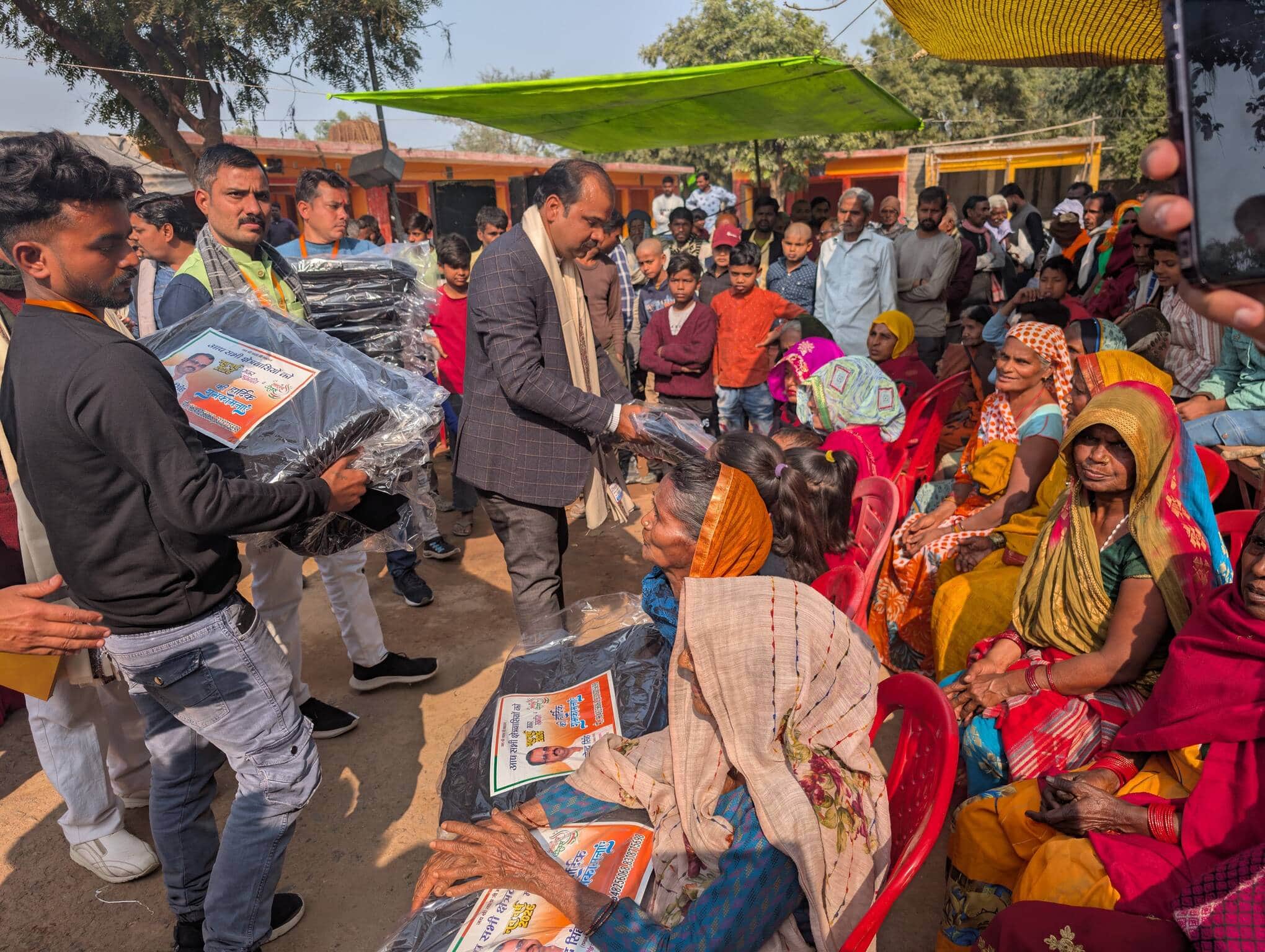 फोटो-21-बाल्हेमऊ में कंबल वितरित करते अभयेंद्र सिंह। स्रोत: आयोजक