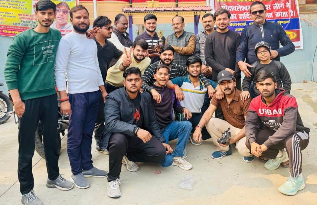 फोटो-27-विजयी मुद्रा में विजेता टीम के खिलाड़ी। स्रोत: आयोजक