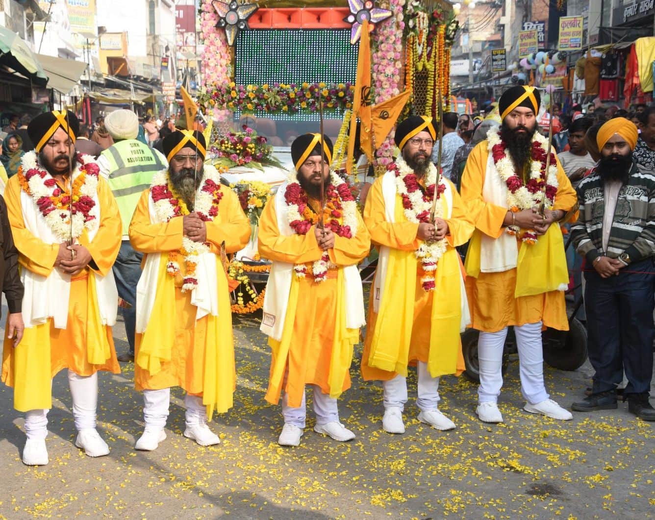 फोटो-29-दशम गुरु गोविंद सिंह के प्रकाशोत्सव जुलूस में शामिल पंच प्यारे। संवाद