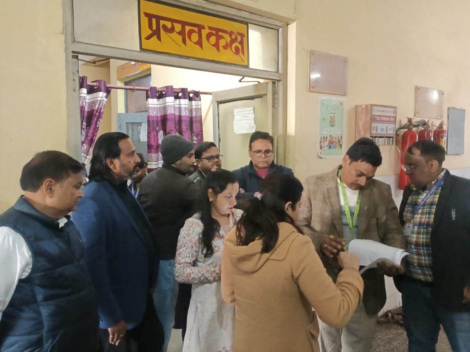 फोटो-35- बांगरमऊ सीएचसी में स्टाफ से जानकारी लेते स्टेट ट्रांसफॉर्मेशन कमीशन के शोध अधिकारी हरि