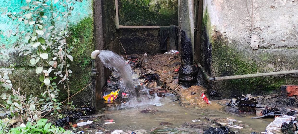 Dirty water is coming to Kanshiram Colony, people are drinking it after filtering it.