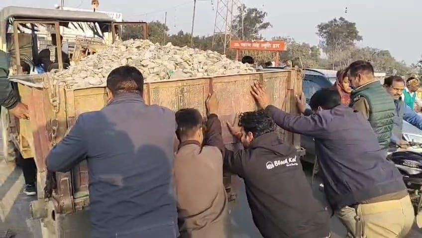 A tractor-trolley loaded with gravel broke down, causing a traffic jam on the Ganga bridge.