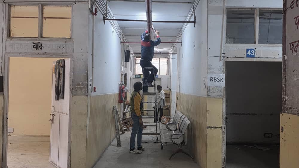 फोटो-51:बहादुरगढ़ के नागरिक अस्पताल में सीटी स्कैन की सुविधा के लिए भवन को किया जा रहा मोडिफाई। 