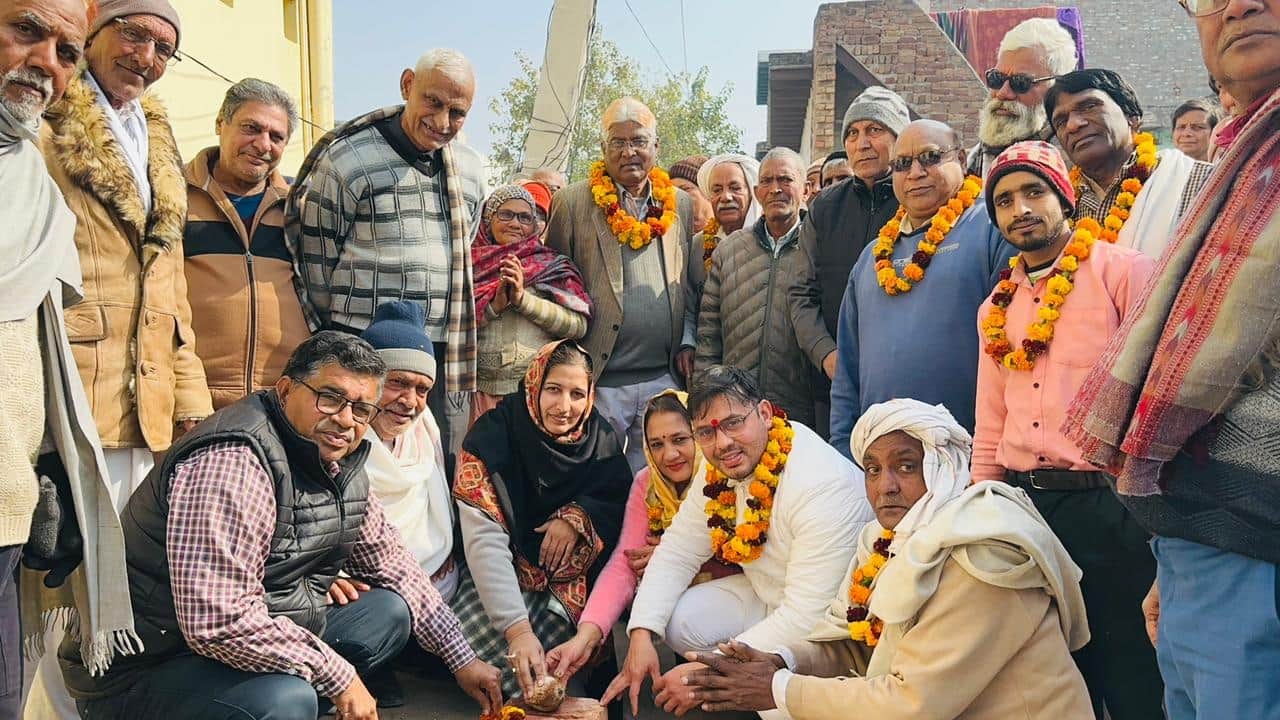 फोटो-54: बहादुरगढ़ के लाइनपार के वार्ड 5 में गलियों के निर्माण कार्य का शुभारंभ करती चेयरपर्सन स