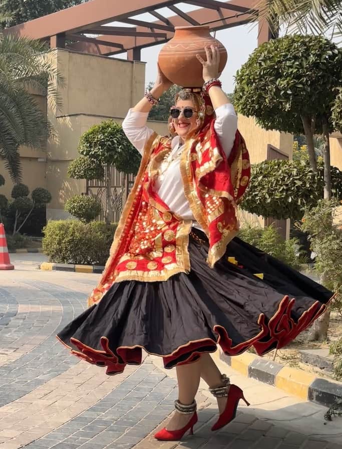 फोटो-57: बहादुरगढ़ निवासी मोनिका मान द्वारा बनाई गई हरियाणवी पोशाक पहने विदेशी महिला। स्त्रोत सो