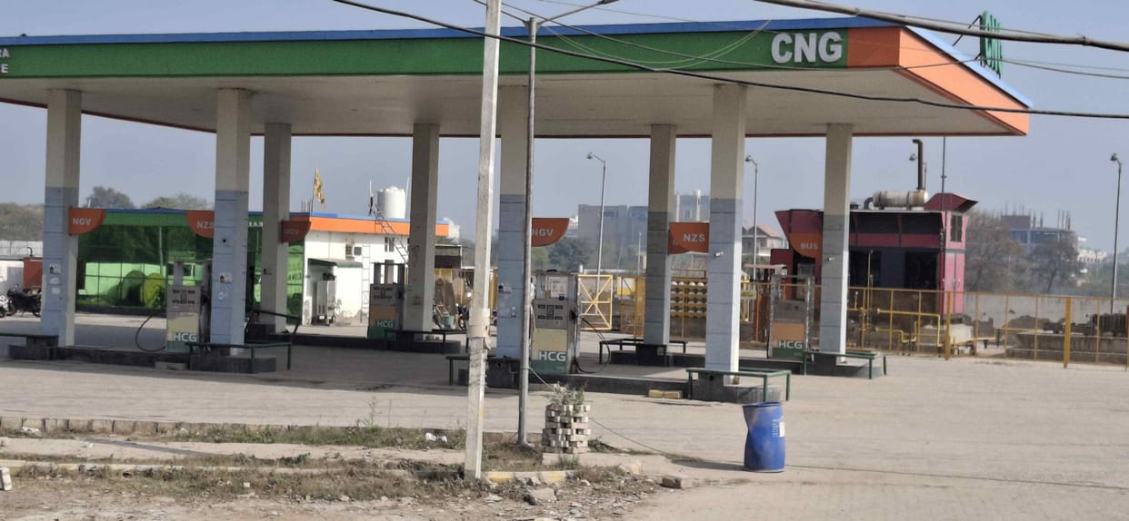 The CNG crisis has deepened, forcing drivers to travel to Delhi.