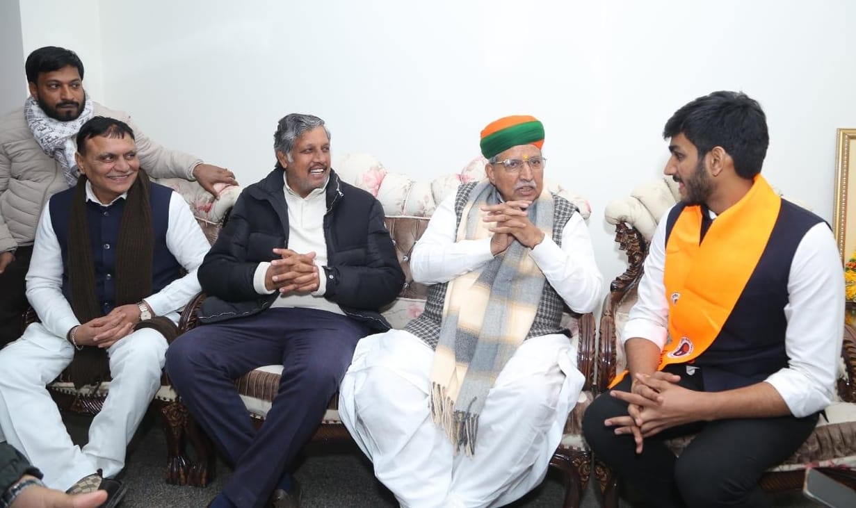 DUSU President Aryan welcomed Union Law Minister Meghwal.DUSU President Aryan welcomed Union Law Minister Meghwal.