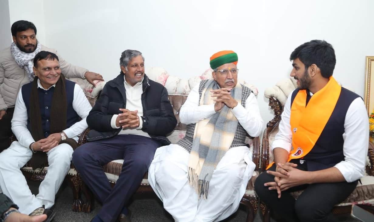 -फोटो 84 : बहादुरगढ़ में डूसू अध्यक्ष आर्यन मान के घर केंद्रीय मंत्री अर्जुन राम मेघवाल, बाये बै