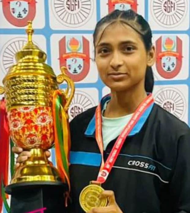 -फोटो 87 : जीते गए स्वर्ण पदक व ट्राफी के साथ अंजलि। स्रोत स्वयं