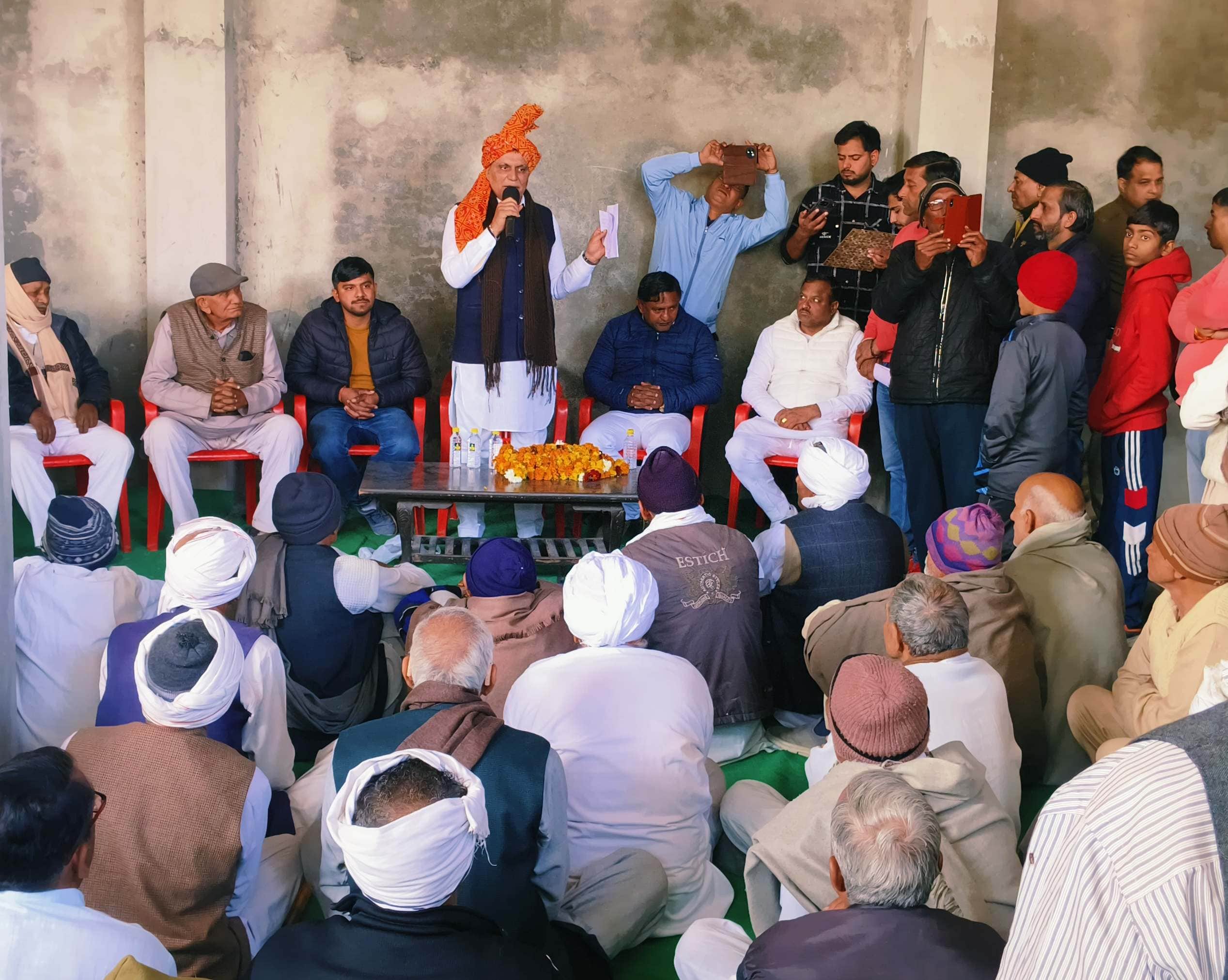 -फोटो 88 : कुलासी गांव में ग्रामीणों को संबोधित करते विधायक राजेश जून। विज्ञप्ति