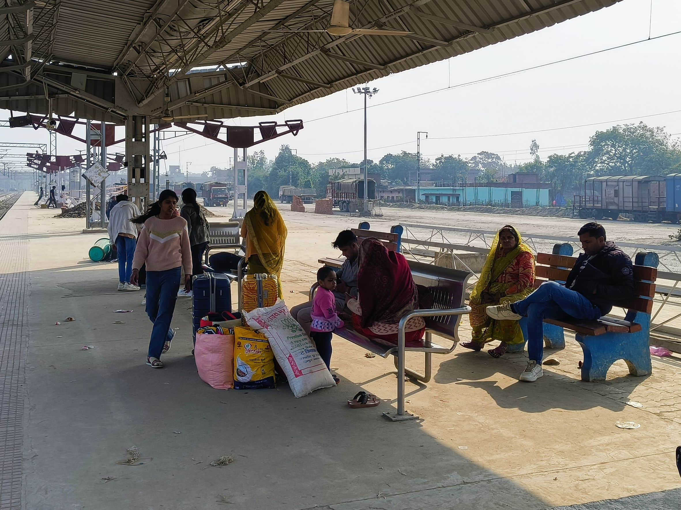 गौरीगंज रेलवे स्टेशन पर ट्रेन का इंतजार करते यात्री। -संवाद