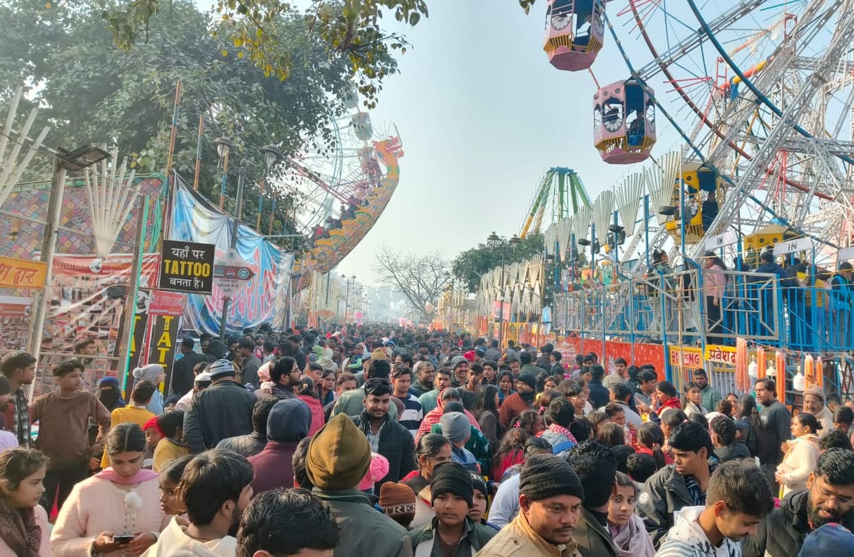Gorakhnath Khichdi Mela, Swings and the well of death are the first choice of youth and children.