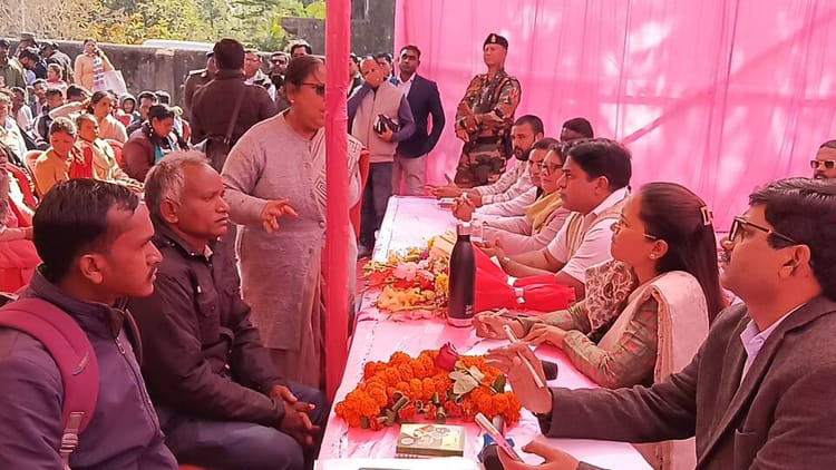 Jharkhand News: खूंटी प्रखंड कार्यालय में कृषि मंत्री शिल्पी नेहा का जनता दरबार, सैकड़ों लोगों ने सौंपे आवेदन