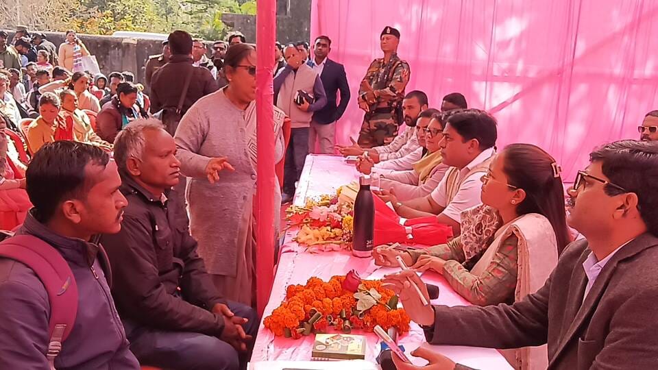 Khunti people submitted applications at Agriculture Minister Shilpi Tirkey's public grievance redressal camp