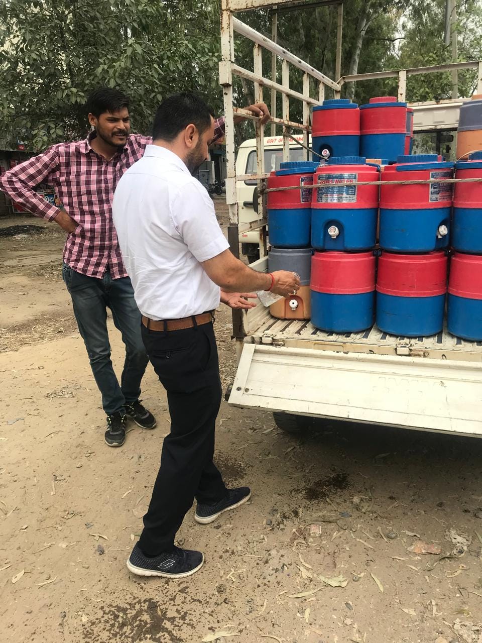 The city's water is not safe to drink; buying water dispensers has become a necessity for residents