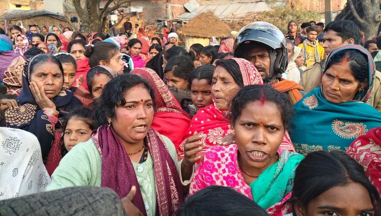 Protesters placed a body at the doorstep, causing a disturbance and attempting to block traffic.