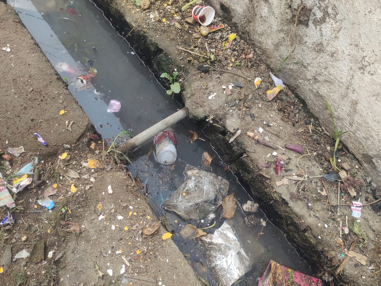 A pipeline has been laid in the drain, and the supplied water needs to be cleaned.