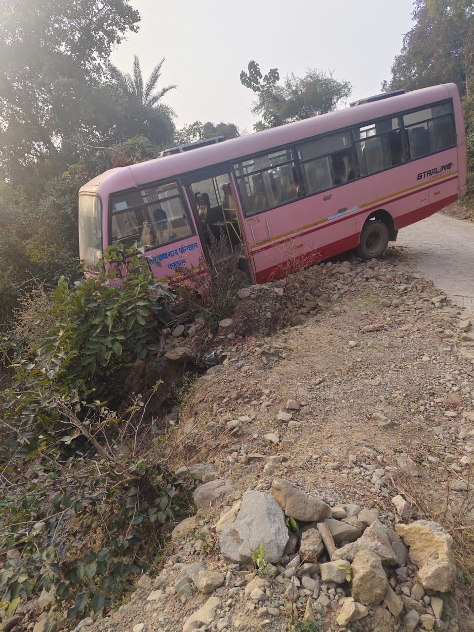 Haryana Roadways mini bus narrowly escapes falling into ditch