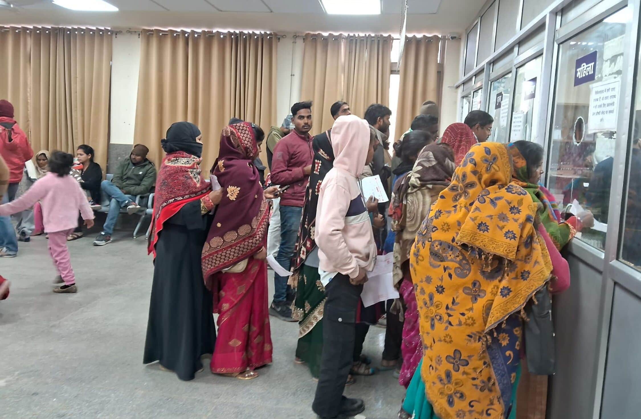 मेडिकल काॅलेज में लगी मरीजों व तीमारदारों की भीड़।