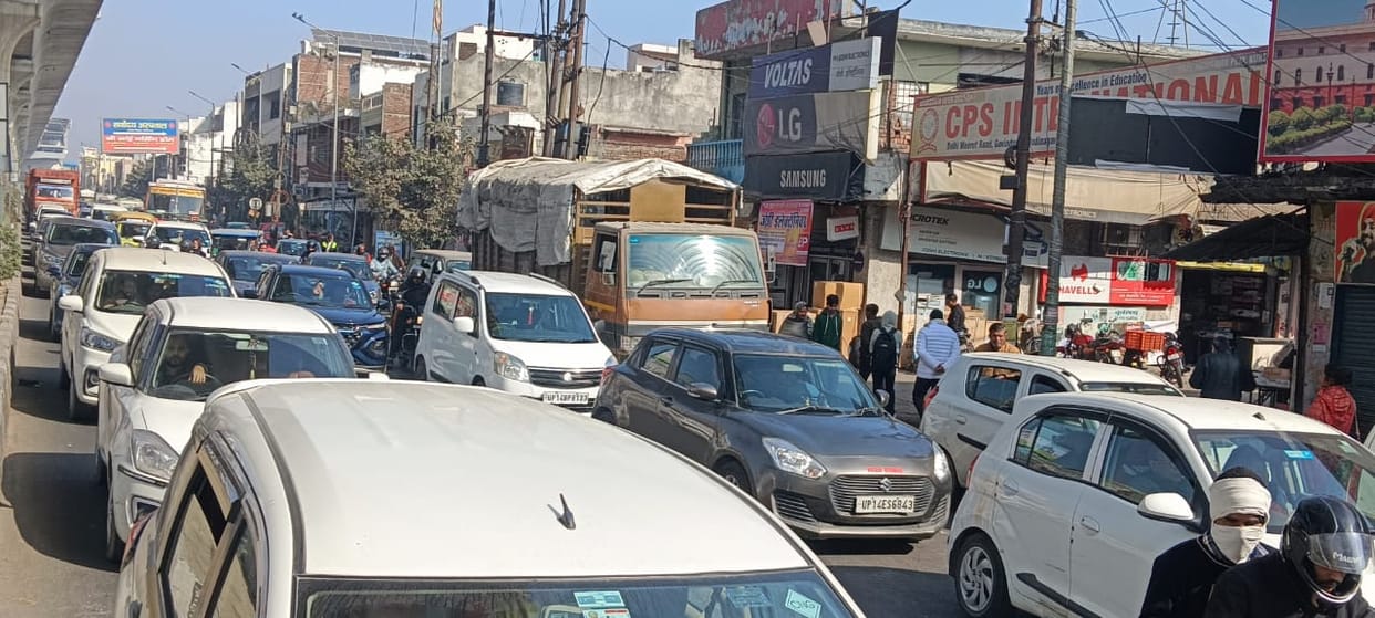 Delhi is stuck in traffic jams every day 60 000 crore is lost every year and the pressure is turning roads int