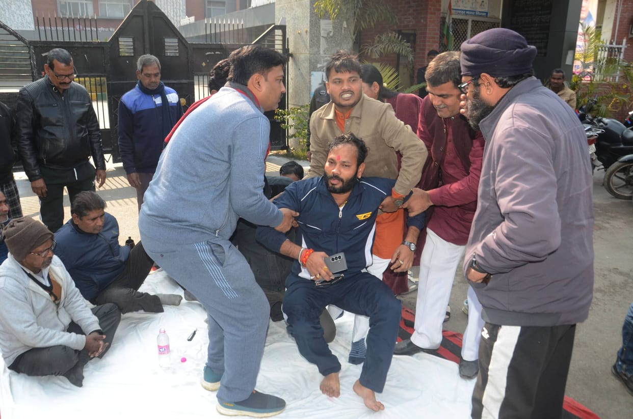 The protest was called off due to the intervention of the organization, Pawan Gupta postponed the decision to shave his head.