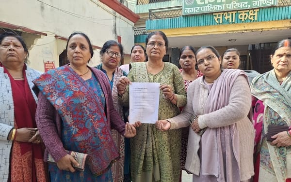 Women get angry over the problems of Awas Vikas Colony
