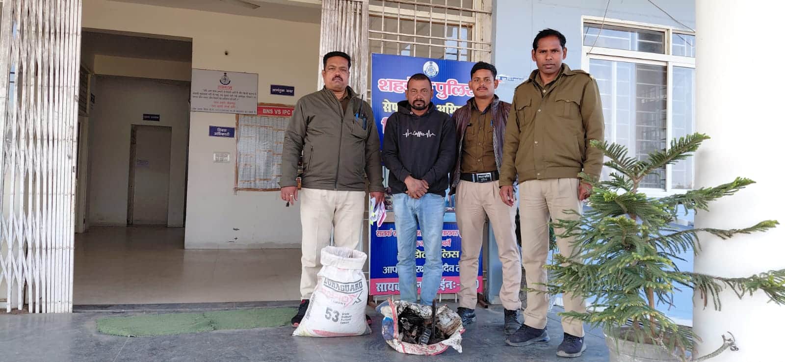 न्यायलय पेश करने के पहले की तस्वीर।