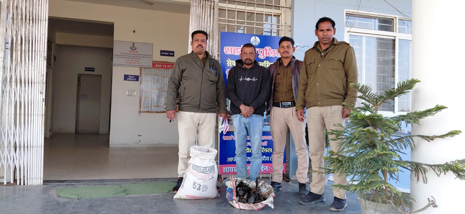 न्यायलय पेश करने के पहले की तस्वीर।