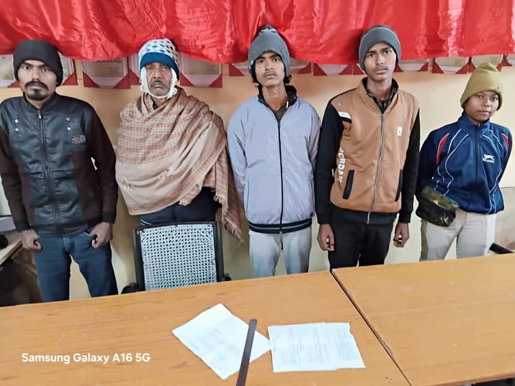 आंगनबाड़ी केंद्र में नाबालिग बहनों को दिखाया अश्लील वीडियो: चार आरोपी गिरफ्तार, पिता-चाचा पर जानलेवा हमला