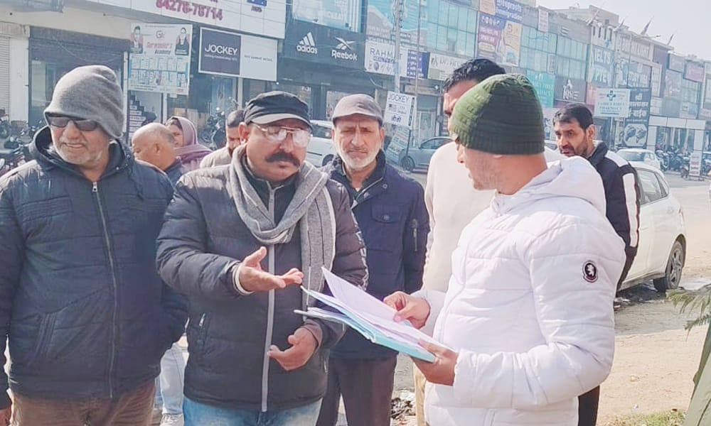 Residents object to the license for a beer bar in New Gupta Colony