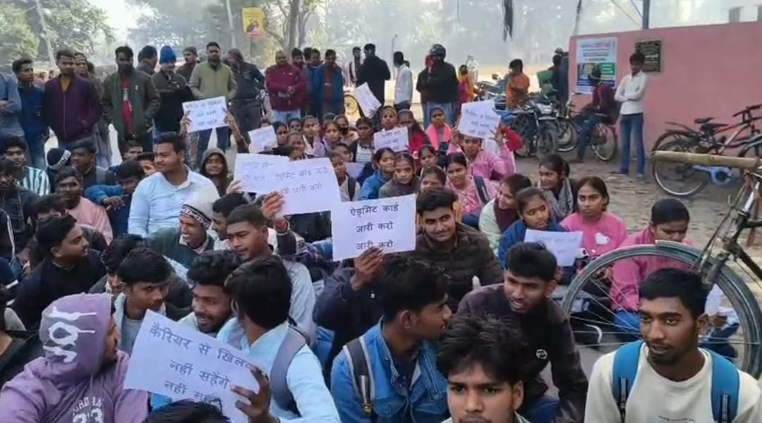Intermediate exam students create ruckus over not receiving admit cards, Principal and Head Clerk suspended