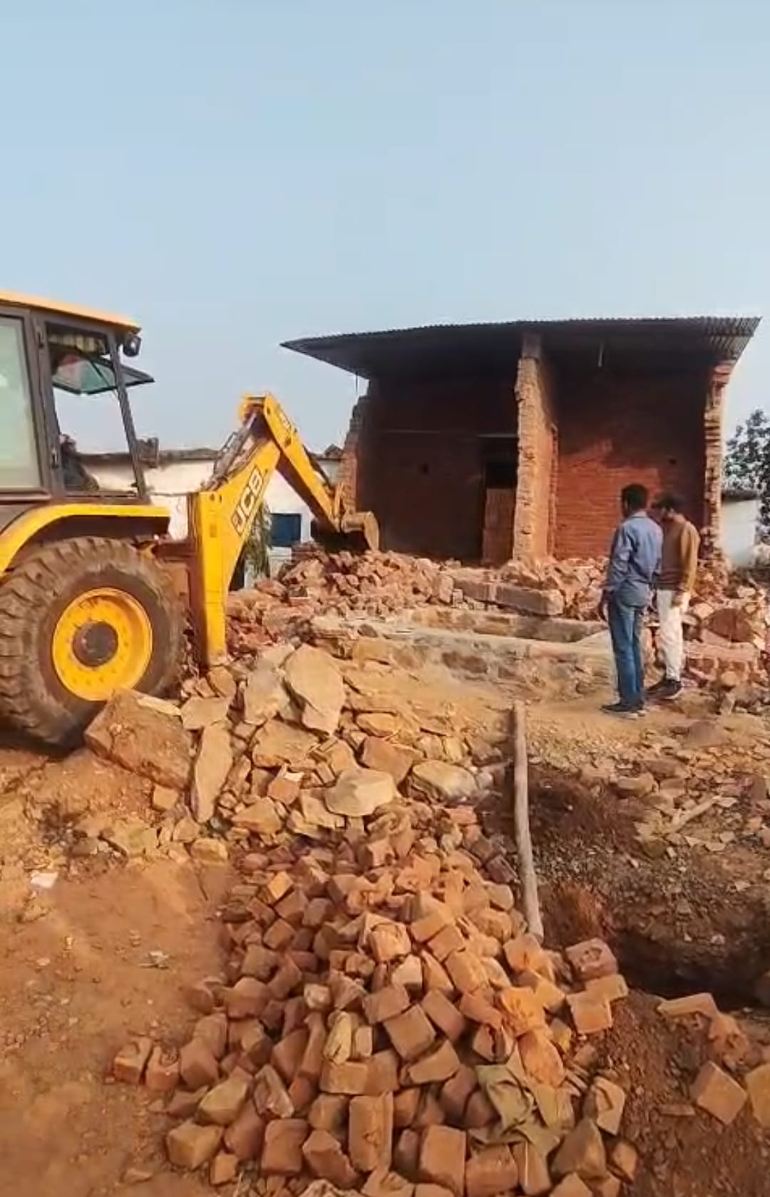 प्रशासन ने चलाया बुलडोजर