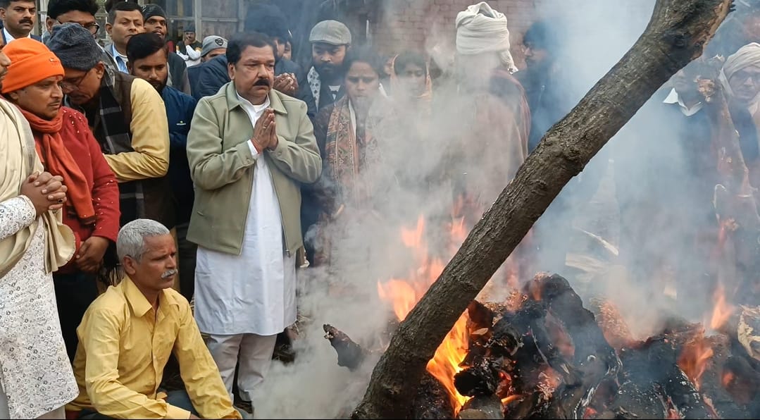 महारानी कामसुंदरी को पुष्पांजलि अर्पित करते मंत्री दिलीप जायसवाल