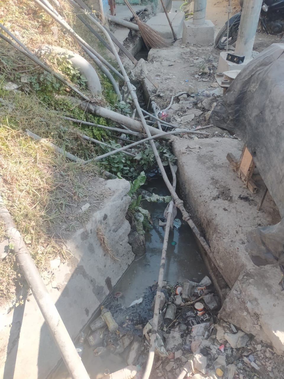 Leakage lines are absorbing sewage, people are falling ill after drinking contaminated water.